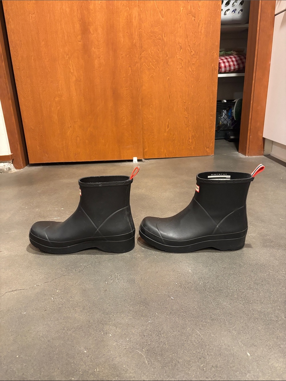 Hunter Short Black Rain Boots with Red-Trim Logo - Picture 4 of 7